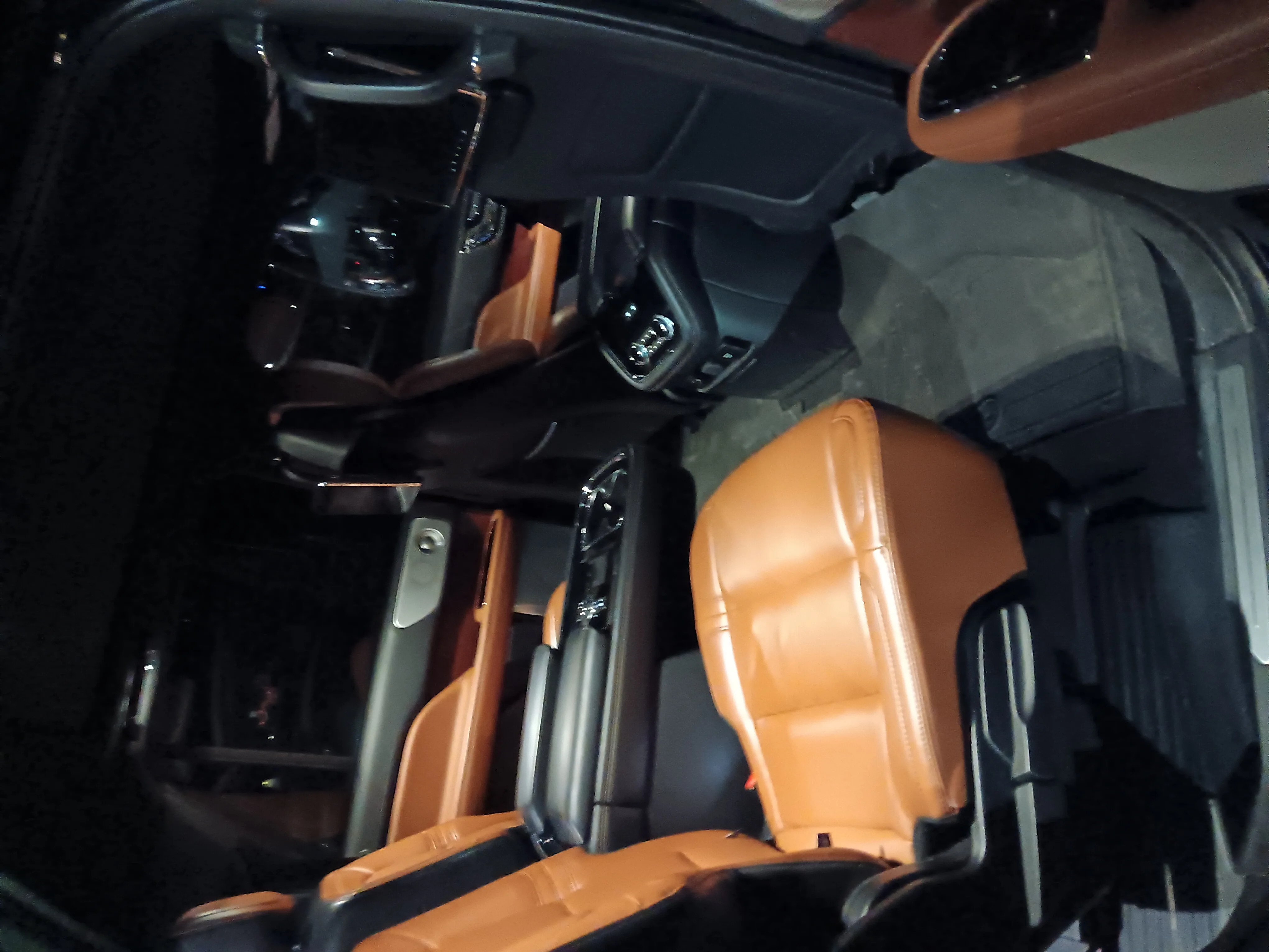 Lincoln Navigator L — Royal Carriage Chicago limo fleet comparison