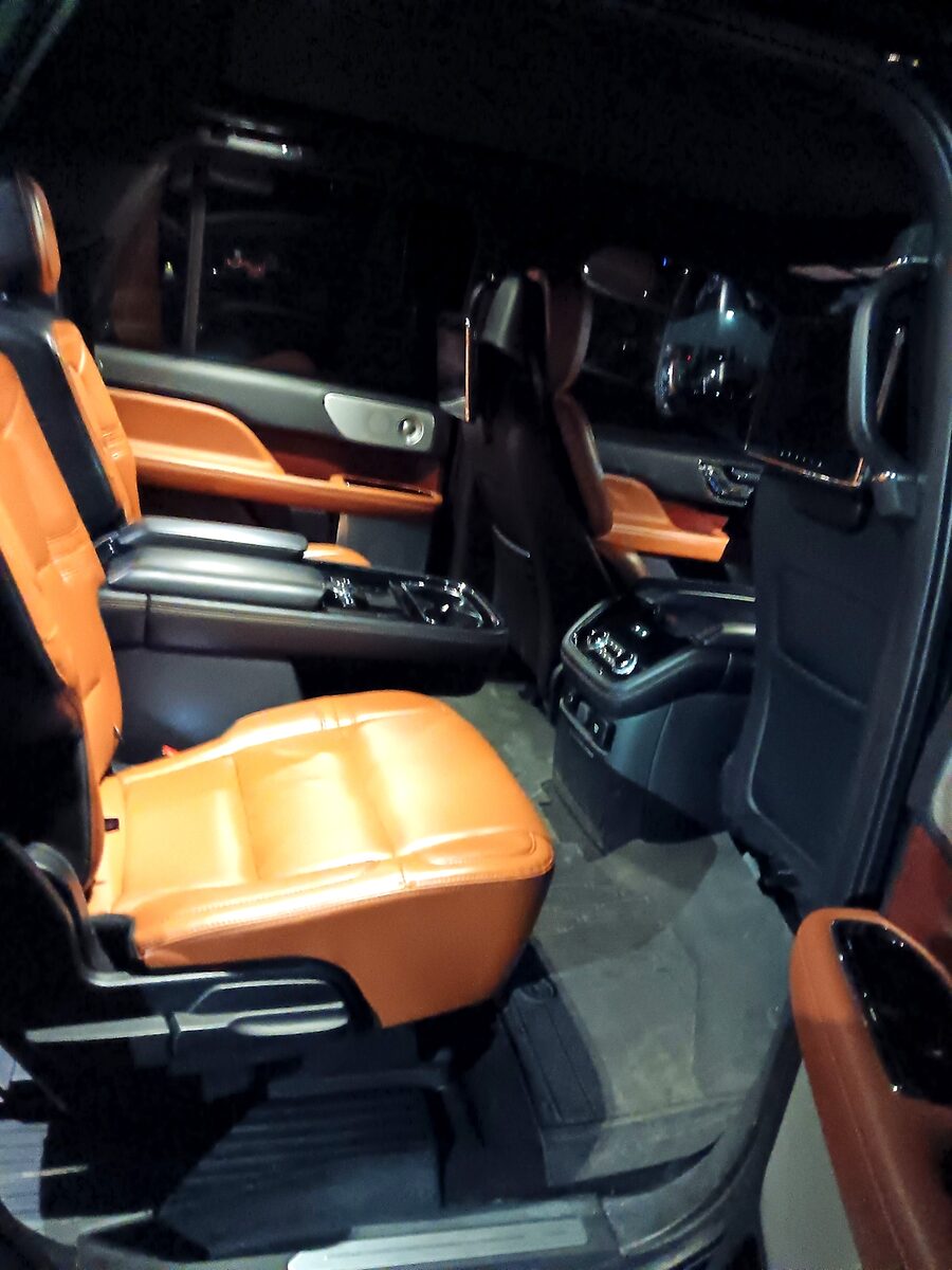 Lincoln Navigator for North Barrington airport transfers