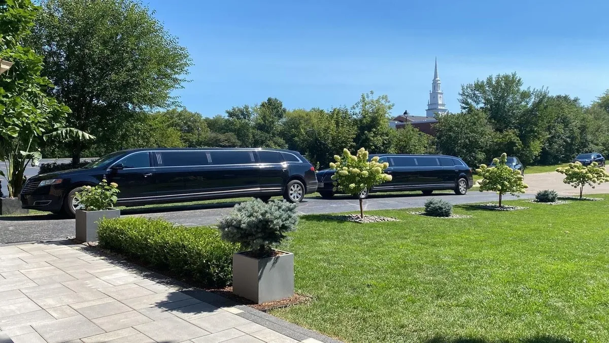 Lincoln Stretch Limousine view 3