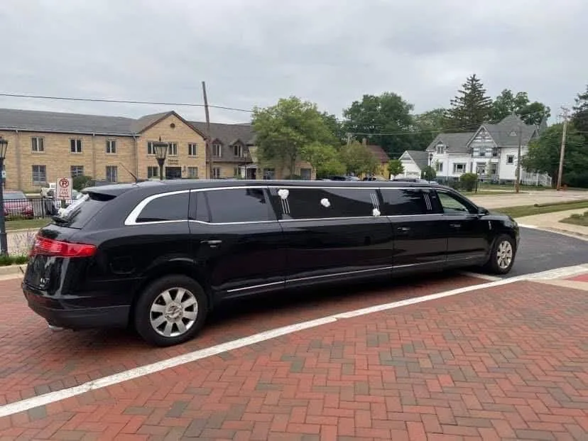 Lincoln Stretch Limousine view 4