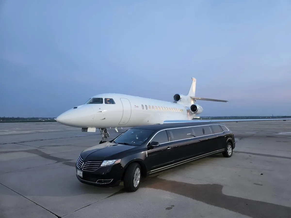 Lincoln Stretch Limousine view 5