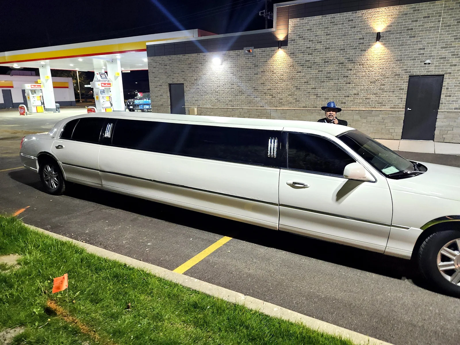 Lincoln Stretch Limousine view 4