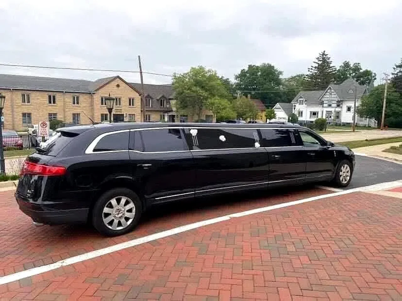 Chicago wedding limousine with red carpet